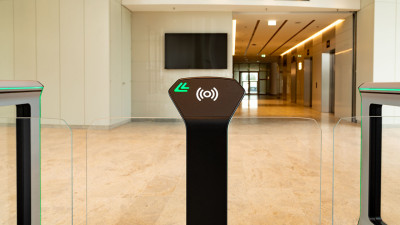 Вход в одно из самых красивых зданий Вены: 