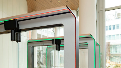 Вход в одно из самых красивых зданий Вены: 