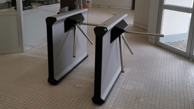 Турникеты Magnetic в общественном бассейне в Шопфхайме: 