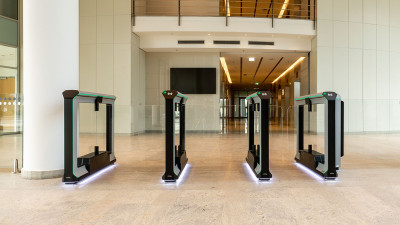 Вход в одно из самых красивых зданий Вены